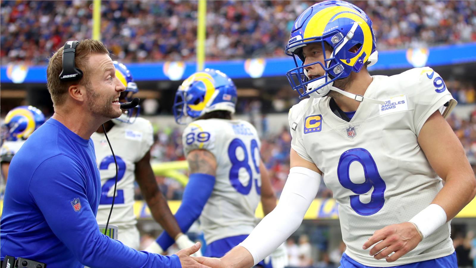 
                <strong>Gewinner: Los Angeles Rams</strong><br>
                Auch bei den Rams. Der Quarterback-Trade aus der Offseason geht voll auf. Matthew Stafford legte beim Sieg über die Tampa Bay Buccaneers wieder ein Fabelspiel hin: 343 Passing Yards, vier Touchdown-Pässe, keine Interception (den Highlights). Head Coach Sean McVay hat wieder Vertrauen in seinen Anführer. Auf offensiver Seite sorgt derzeit auch Cooper Kupp für Aufsehen. Nach drei Spielen hat der Wide Receiver 367 Receiving Yards auf dem Konto, dazu fünf Touchdowns - mit beiden Werten führt er die NFL an. Die Rams stehen bei 3-0, haben nun den Super-Bowl-Champion geschlagen, dazu ist die Stimmung derzeit auf einem Langzeit-Hoch. Da geht etwas in dieser Saison.
              