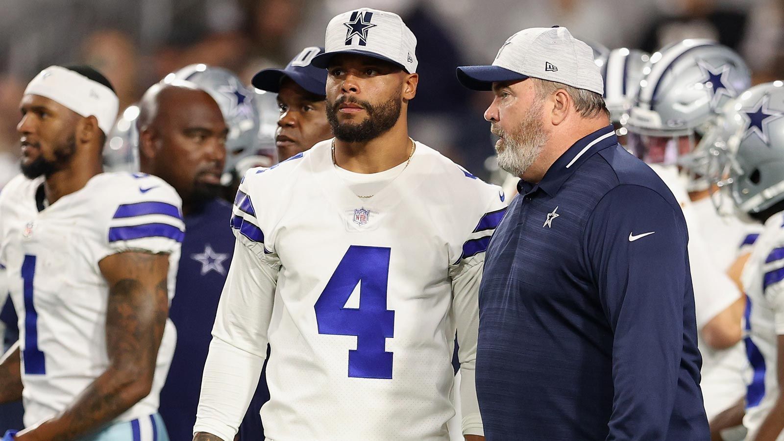 
                <strong>NFC East: Dallas Cowboys</strong><br>
                &#x2022; Head Coach: Mike McCarthy (r.)<br>&#x2022; Quarterback: Dak Prescott (Nummer 4)<br>&#x2022; Platzierung nach Regular Season: 2. der NFC East (Division), Platz 5 in der NFC (Conference)<br>&#x2022; Stadion: AT&T Stadium (Arlington, Texas)<br>&#x2022; Gegründet: 1960<br>
              