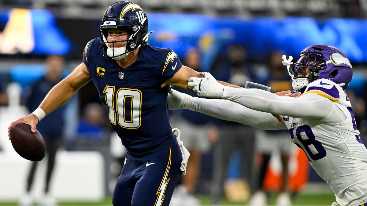 October 23, 2025 Los Angeles Chargers quarterback Justin Herbert (10) scrambles with the ball during an NFL, American Football Herren, USA game in Inglewood, California. Mandatory Photo Credit : CS...