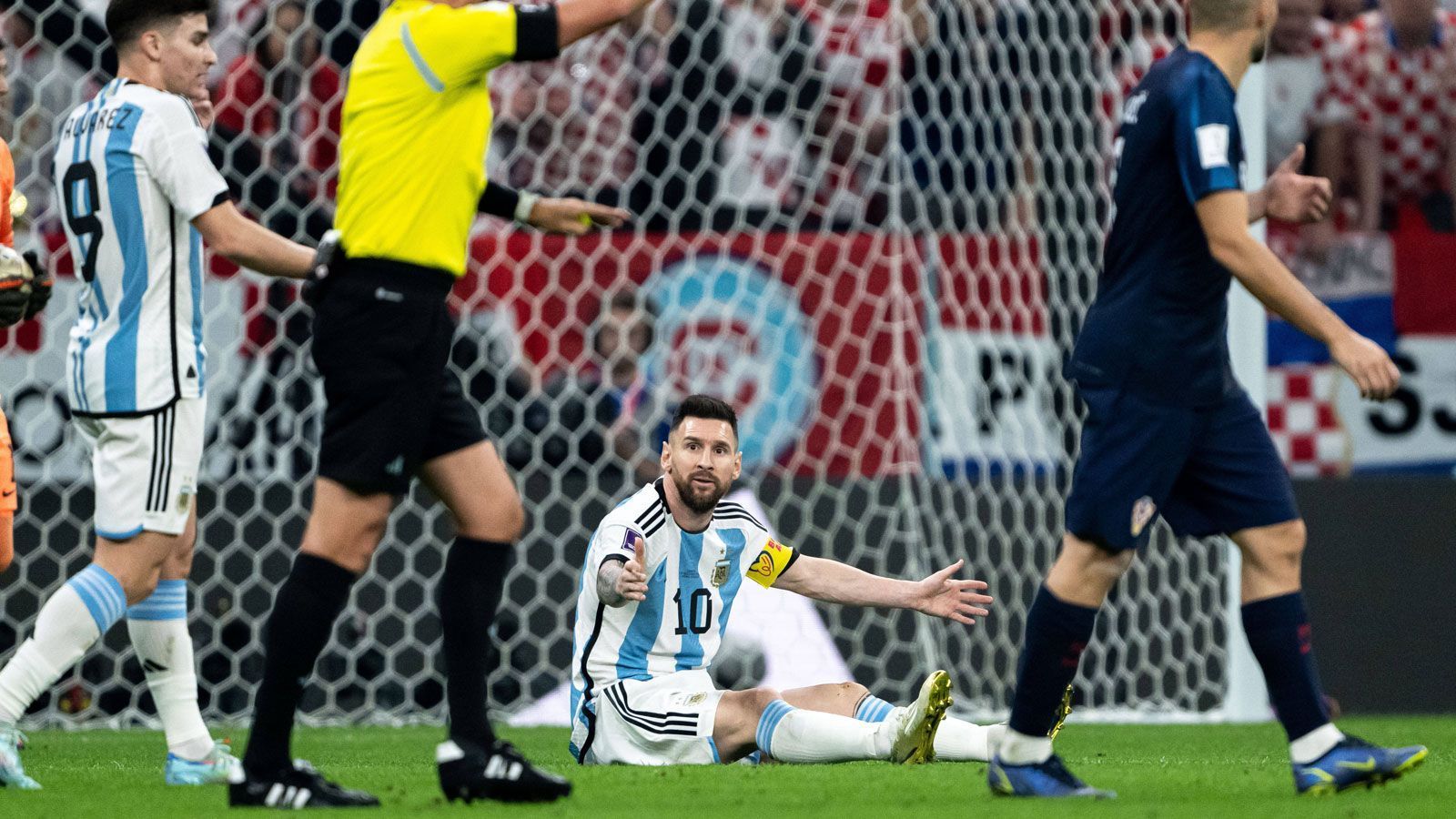 
                <strong>Foul-Diskussion zwischen Messi und Orsato</strong><br>
                Wenig später sucht auch Messi Blickkontakt zum Unparteiischen. Denn als Enzo Fernandez ihn am gegnerischen Strafraum in Szene setzen will, geht der 35-Jährige zu Boden, die Pfeife aber bleibt stumm. Was Argentiniens Nummer zehn fassungslos macht.
              