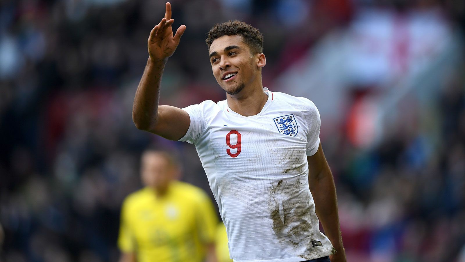
                <strong>Dominic Calvert-Lewin (FC Everton) </strong><br>
                Konkurriert mit Dominic Solanke vom AFC Bournemouth um den Stammplatz im Sturmzentrum der jungen "Three Lions". Startete im abschließenden Testspiel vor dem Deutschland-Spiel gegen Polen und brachte die Engländer in Führung (Endstand 1:1). Starke Quote mit drei Toren in drei Spielen in den vergangenen drei Auftritten der U21. Wie Lookman Teil des starken Everton-Blocks im englischen Nachwuchs. Verteidiger Jonjoe Kenny (gegen Polen Kapitän) und Mittelfeldspieler Tom Davies stehen ebenfalls im Kader. Calvert-Levin kratzt bei den "Toffies" in dieser Saison an der Stammelf (29 Spiele, sechs Tore, 13 Einsätze von Beginn).
              