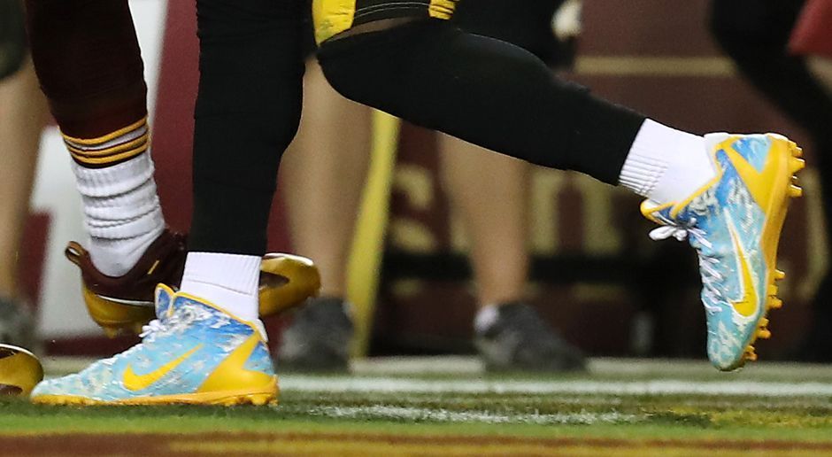
                <strong>Antonio Brown</strong><br>
                … denn der Steelers-Star trug zudem irreguläres Schuhwerk. Seine hellblauen Schuhe, auf denen zusätzlich seine Trikotnummer 84 aufgemalt war, kosteten ihn weitere 9.115 Dollar. Im Gespräch mit "ESPN" äußerte er sich kurz und bündig zur Höhe seiner beiden Strafen: "Das ist nichts für einen Boss".
              