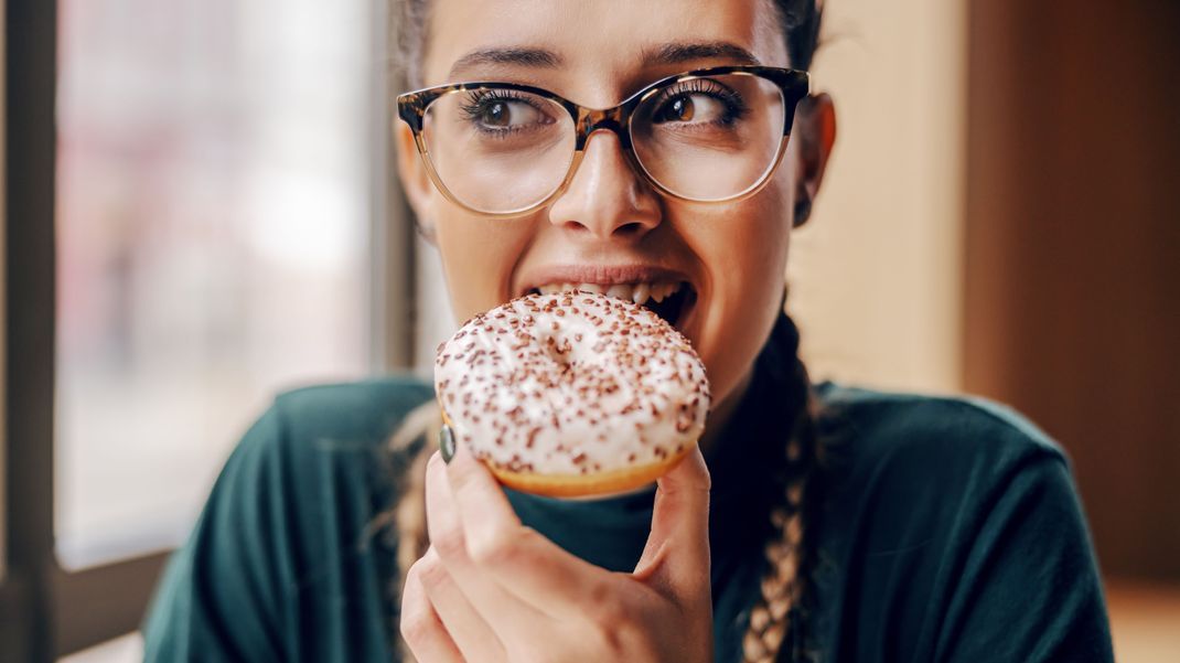 Wer seinen Zuckerverbrauch reduzieren möchte, stellt schnell fest: Nicht nur Süßigkeiten sind das Problem. In zahlreichen Lebensmitteln ist versteckter Zucker enthalten.