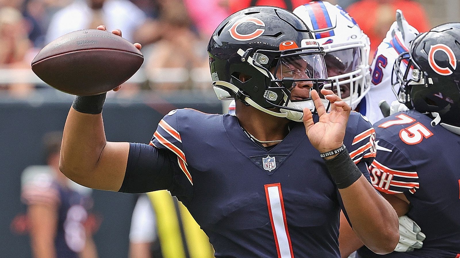 
                <strong>Chicago Bears - Wie geduldig sind die Fans mit Justin Fields auf der Bank?</strong><br>
                Mit dem elften Pick im Draft 2021 wählten die Chicago Bears mit Justin Fields ihren (hoffentlich) langfristigen Franchise-Quarterback aus. Das Talent spielte eine gute Preseason und ließ die Herzen der Fans schnell höher schlagen. So schnell, dass Starting- und Übergangs-Spielmacher Andy Dalton von der eigenen Anhängerschaft ausgebuht wurde. Die Franchise will geduldig sein und Fields behutsam an das NFL-Niveau ranführen. Doch wie lange schauen sich die Fans das an? 
              