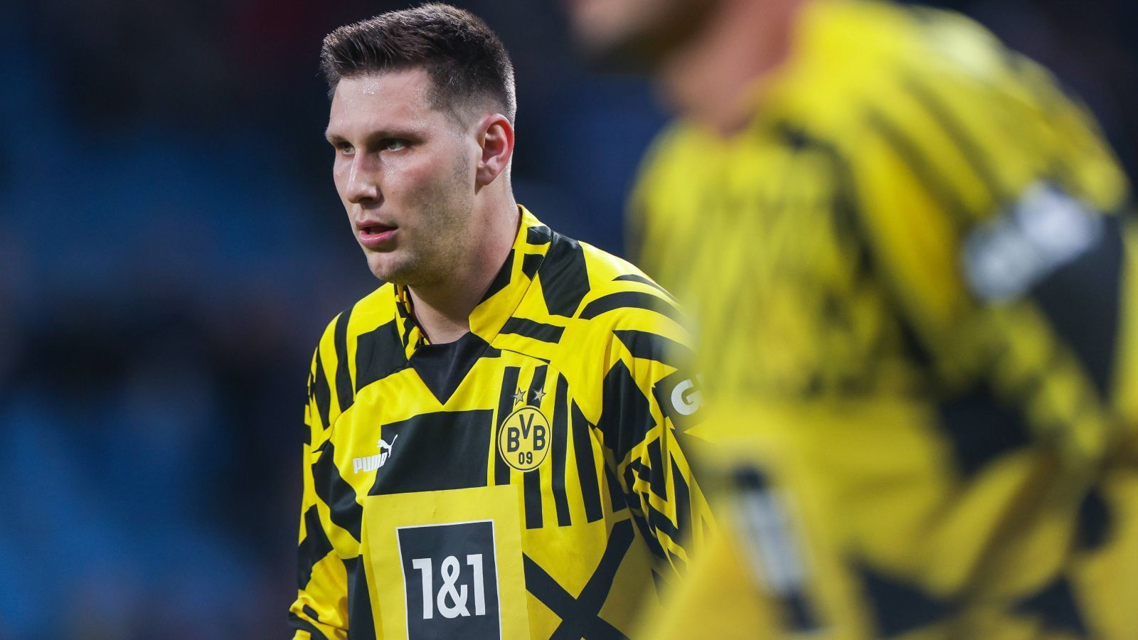 
                <strong>Januar 2023: Süle will Titel noch nicht abschreiben</strong><br>
                Trotz zuletzt enttäuschender Leistungen will vor allem einer die Meisterschale noch nicht abschreiben: Niklas Süle. "Die Tabellensituation ist nur eine vorläufige, noch ist nichts verloren", erklärt der Abwehrhüne der Dortmunder. Erneut gibt es dafür, vor allem aus der bayerischen Landeshauptstadt, Hohn und Gelächter. Auch Teile der eigenen Fans fragen sich, ob Süle zuletzt einen Blick auf die Tabelle geworfen hat. Die Dortmunder standen dort zwischenzeitlich nämlich sogar auf Platz acht.
              