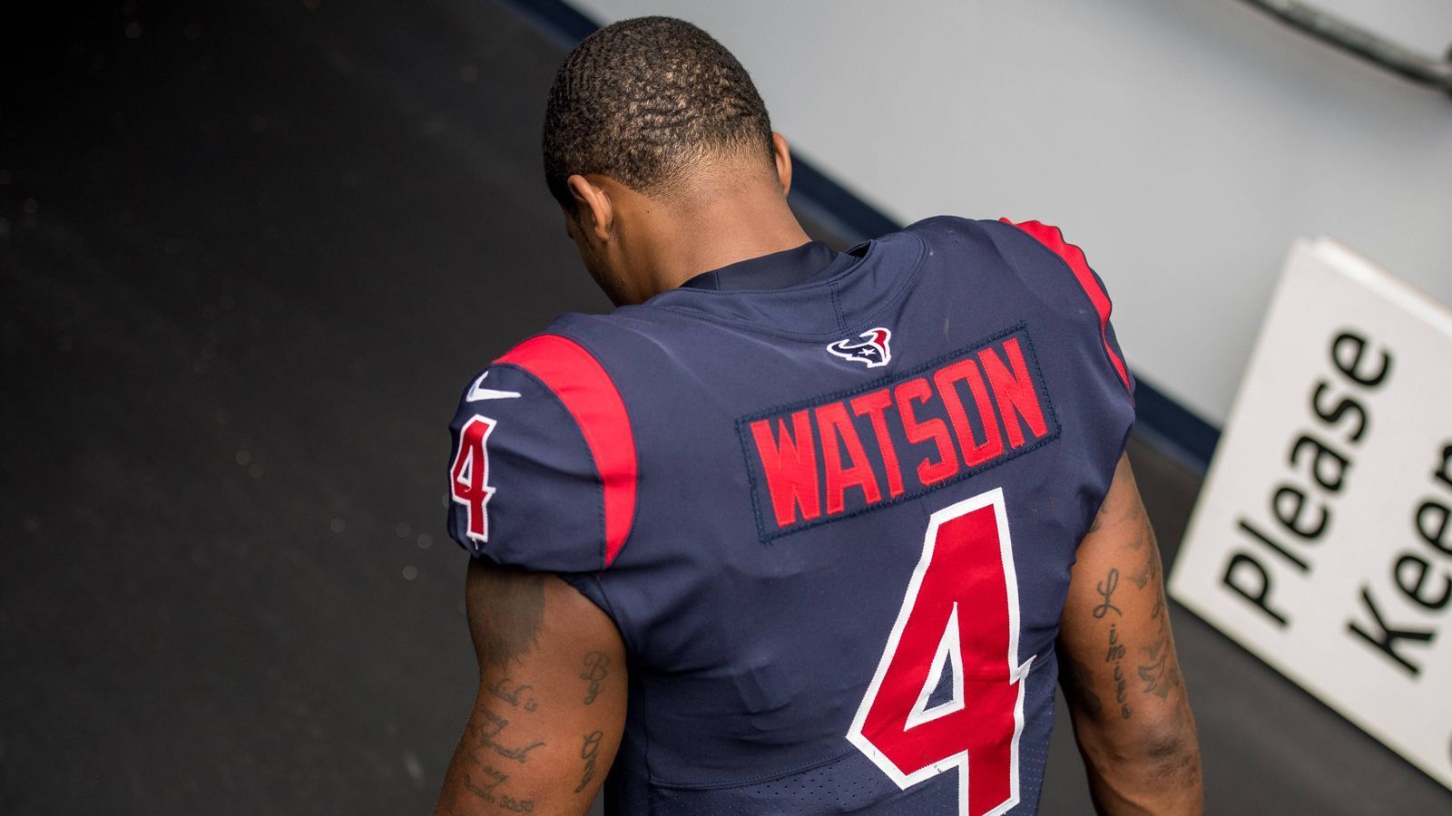 
                <strong>Mega-Trade von Deshaun Watson: Das Paket der Cleveland Browns und Houston Texans im Überblick</strong><br>
                Deshaun Watson kehrt den Houston Texans den Rücken und wird künftig für die Cleveland Browns spielen. Der Mega-Trade ist gleichzeitig auch einer der größten der NFL-Geschichte und umfasst zahlreiche Draft-Picks. ran gibt den Überblick und ordnet ein. 
              