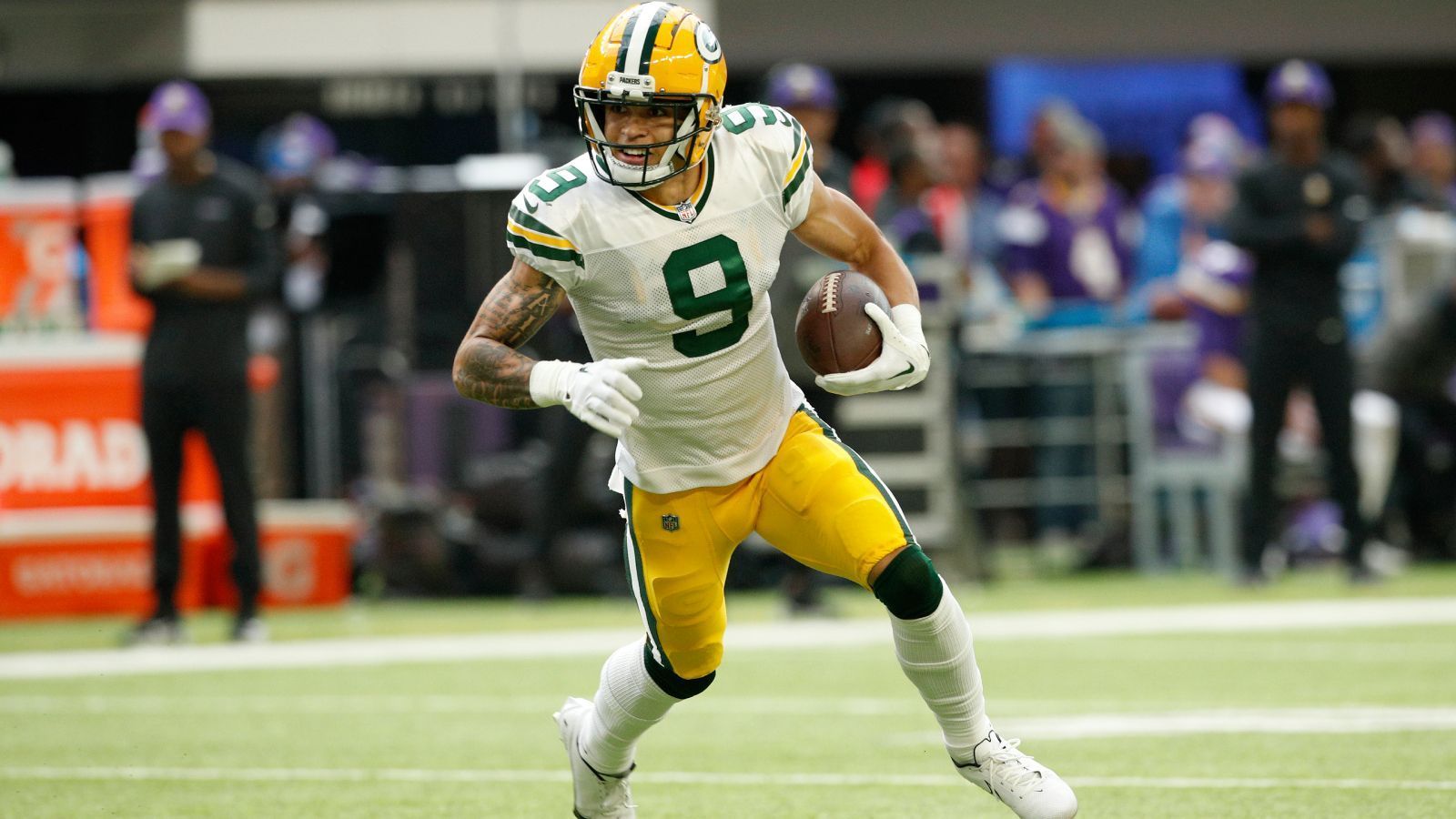 
                <strong>Verlierer: Christian Watson (Green Bay Packers)</strong><br>
                Die angesprochene Klatsche der Green Bay Packers gegen die Minnesota Vikings hätte es nicht geben müssen, werden sich Packers-Fans sagen. Zumindest, wenn Rookie Christian Watson beim Stand von 0:7 den tiefen Pass von Aaron Rodgers gefangen hätte, der in einem 75-Yard-Touchdown geendet wäre. Die "Strafe" von Aaron Rodgers: Bis zum vierten Viertel wurde Watson regelrecht ignoriert. Nicht gerade der perfekte Start eines Rookies in Green Bay.
              