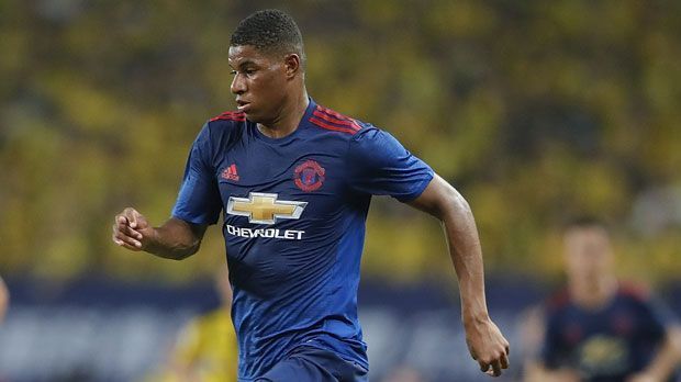 
                <strong>Sturm: Marcus Rashford (Manchester United)</strong><br>
                Sturm: Marcus Rashford ist der Shooting-Star unter den Talenten. Der 18-Jährige von Manchester United schaffte es innerhalb von vier Monaten vom Jugendspieler zum EM-Teilnehmer. Der 18-Jährige gab erst im Februar sein Debüt in der ersten Elf von Manchester - und traf prompt. Auch bei seinen ersten Auftritten in der Europa League sowie bei der A-Nationalmannschaft und U21 war der Stürmer sofort erfolgreich. Rashford, ein United-Eigengewächs, ist nach Wayne Rooney und Michael Owen der drittjüngste Nationalspieler, der für die Three Lions traf. Kein Wunder, dass er längst eine der größten Hoffnungen auf der Insel ist. 
              