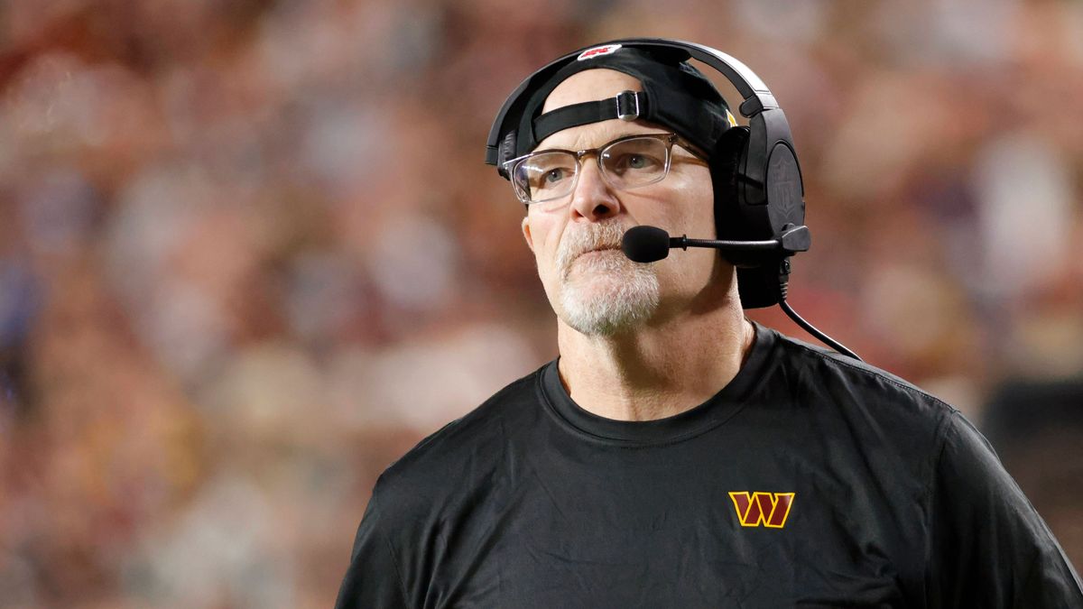 NFL, American Football Herren, USA Atlanta Falcons at Washington Commanders Dec 29, 2024; Landover, Maryland, USA; Washington Commanders head coach Dan Quinn looks on from the sidelines against the...