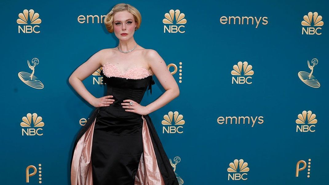 Ein Vintage-Look, der für einen glamourösen Auftritt sorgte: Elle Fanning trug einen Fake-Bob mit stylischen Katzenaugen auf dem Red Carpet der Emmy Awards in Los Angeles.