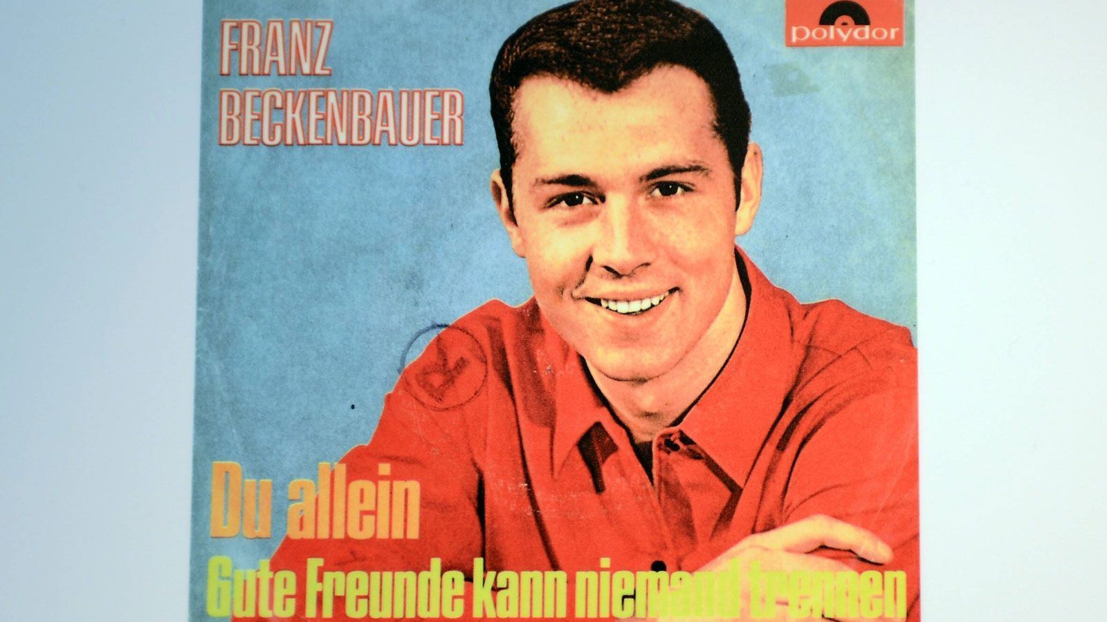 <strong>Fußballer und Sänger</strong><br>
                Unvergessen ist Franz Beckenbauers Song "Gute Freunde kann niemand trennen". Bis auf Platz 31 in den deutschen Charts schaffte es der Kaiser 1966 als Schlagersänger. Hier ist das Plattencover zu sehen.
