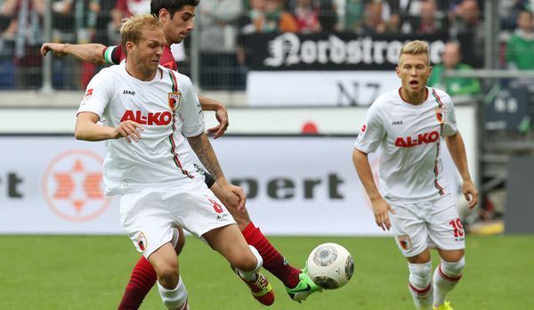 
                <strong>Hannover 96 - FC Augsburg 2:1</strong><br>
                Ansonsten ist die erste Hälfte eher mau. Viele rassige Zweikämpfe wie hier zwischen Hannovers Kapitän Lars Stindl und Raphael Holzhauser von Augsburg, aber keine Tore
              