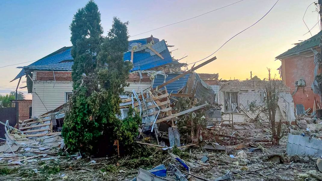 Dieses vom amtierenden Gouverneur der Region Kursk, Alexej Smirnow, über seinen Telegrammkanal veröffentlichtes Foto zeigt ein beschädigtes Haus nach Beschuss.&nbsp;