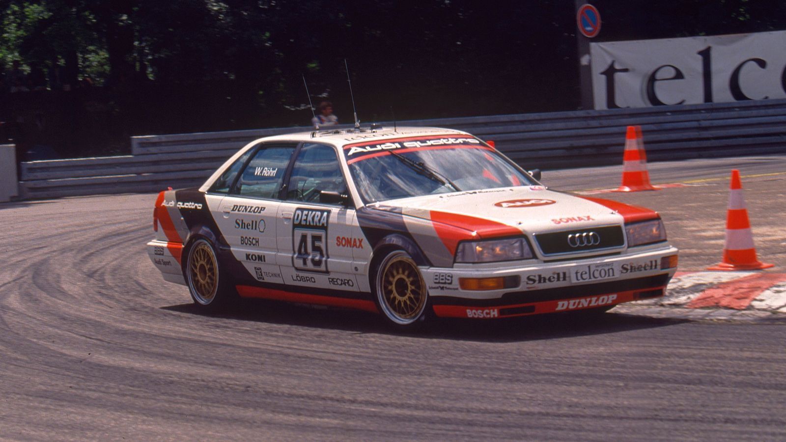 
                <strong>Walter Röhrl (1990)</strong><br>
                Die Rallye-Legende nahm zwischen 1990 und 1991 an zehn Rennen für Audi teil. Höhepunkt war sein Sieg am Nürburgring 1990. Am Norisring wurde Röhrl in den beiden Läufen Zweiter und Dritter. 1991 stand er in Hockenheim als Dritter erneut auf dem Podium.
              