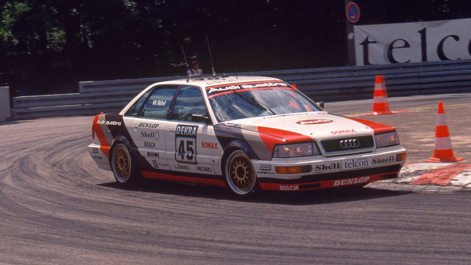 <strong>Walter Röhrl (1990)</strong><br>
                Die Rallye-Legende nahm zwischen 1990 und 1991 an zehn Rennen für Audi teil. Höhepunkt war sein Sieg am Nürburgring 1990. Am Norisring wurde Röhrl in den beiden Läufen Zweiter und Dritter. 1991 stand er in Hockenheim als Dritter erneut auf dem Podium.
