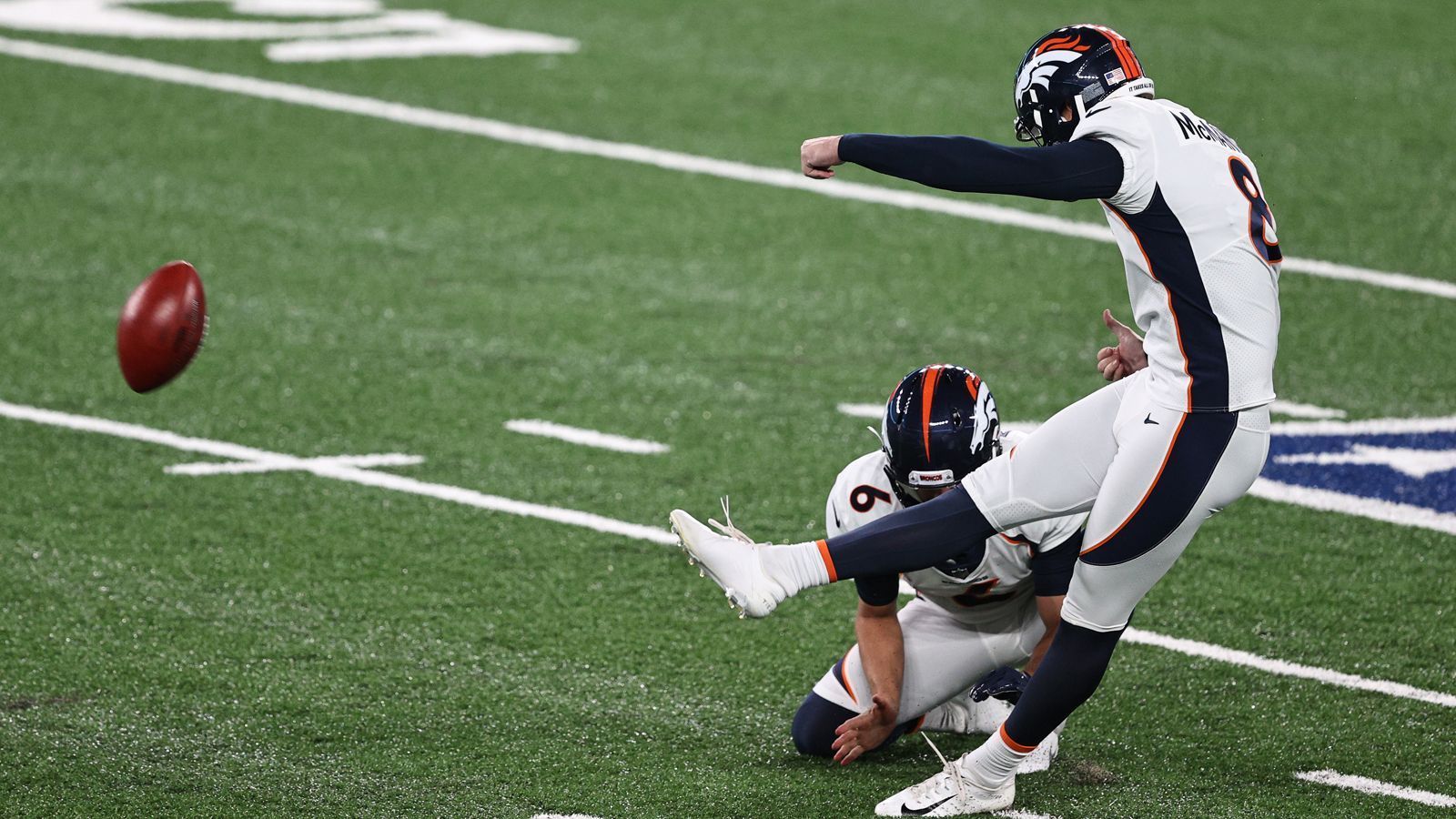 
                <strong>Special Teams und Kicker: Denver Broncos - 22 Punkte</strong><br>
                Ein Spiel ohne Touchdown gewinnen? Dieses Kunststück ist am Sonntag den Denver Broncos gelungen. Maßgeblichen Anteil daran hatte Kicker Brandon McManus, der alle seine sechs Field-Goal-Versuche verwandelte. Zwei davon traf McManus sogar aus über 50 Yards. 
              