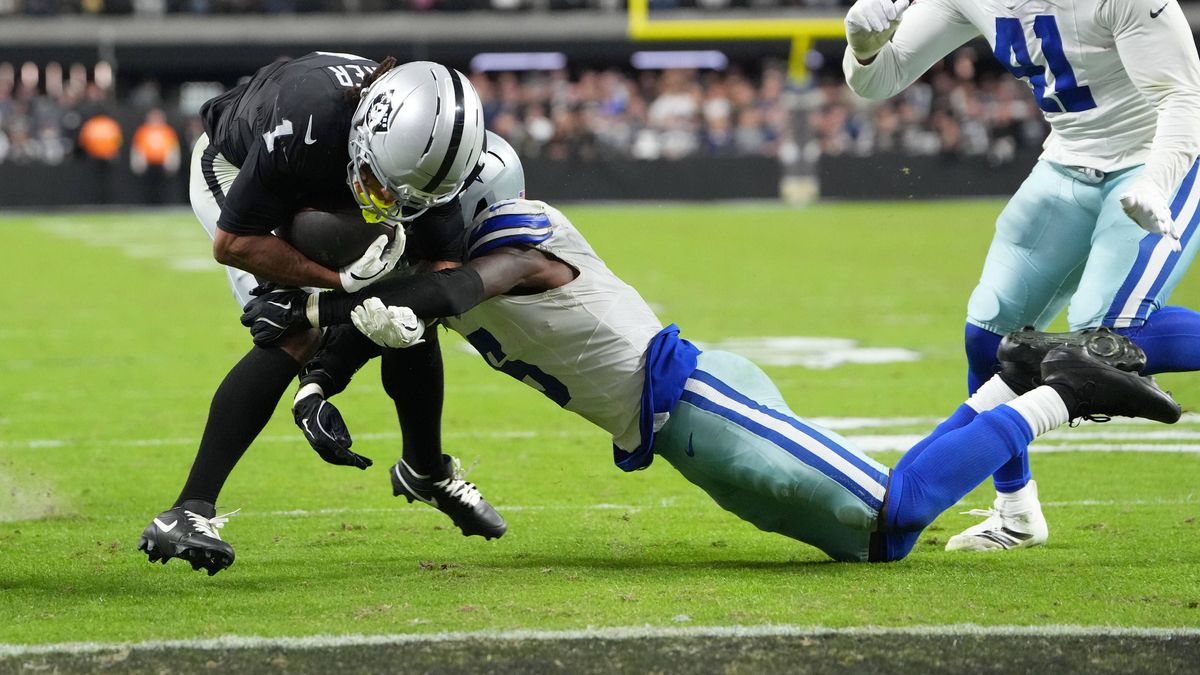 NFL, American Football Herren, USA Dallas Cowboys at Las Vegas Raiders Nov 17, 2025; Paradise, Nevada, USA; Las Vegas Raiders wide receiver Tre Tucker (1) dives for a touchdown during the second ha...