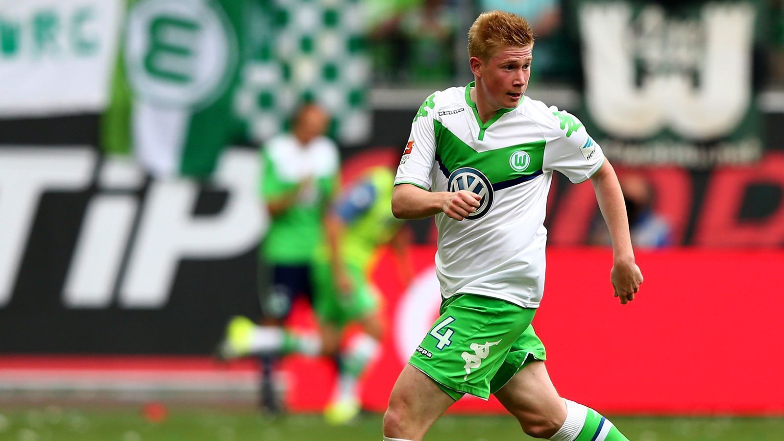 
                <strong>Mittelfeld: Kevin De Bruyne</strong><br>
                Komplettiert wird das aberwitzig spielfreudige Dreier-Mittelfeld unseres Wolfsrudels von Kevin De Bruyne. Der Belgier war sogar noch kürzer beim VfL als Misimovic, von Januar 2014 bis August 2015. Aber mal ehrlich: Wie könnte der damalige Bundesliga-Rekord-Export (Manchester City bezahlte 76 Millionen Euro) bei 20 Toren und 37 Assists in 73 Partien in dieser Elf fehlen?
              