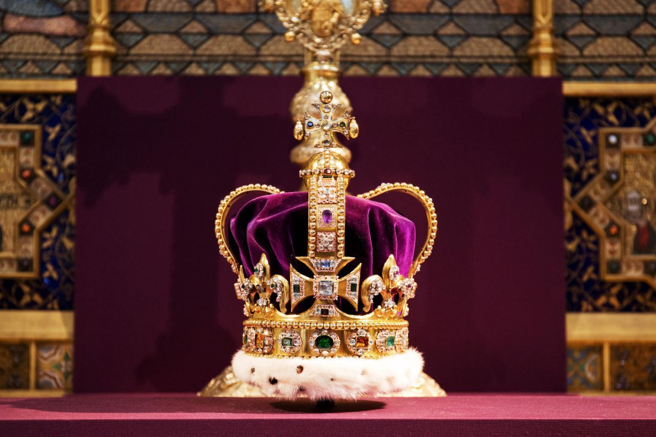 Die St. Edward’s Crown: Nach Edward, dem Bekenner benannt, wird diese Krone zur eigentlichen Krönung verwendet. Sie stammt aus dem Jahr 1661, ist aber einer Älteren nachempfunden, die Revolutionär:innen im Bürgerkrieg eingeschmolzen hatten. Die Krone wiegt über zwei Kilo, besteht aus Gold und Silber. Sie ist mit Perlen, Diamanten, Saphiren, Rubinen und Smaragde besetzt.