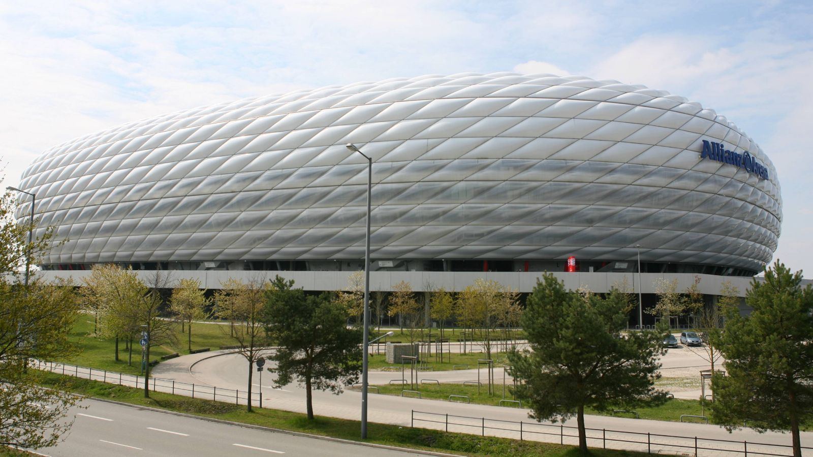 
                <strong>Individuelle Anreise</strong><br>
                Der DFB empfiehlt auf seiner Homepage die individuelle Anreise mit dem Auto, um möglichst viele Kontakte zu vermeiden. Einen Shuttle-Bus aus der Stadt zur im Norden gelegenen Allianz Arena wird es nicht geben. Alternativ weist der DFB auf die U-Bahn-Linie U6 hin, die direkt an der Arena in Fröttmaning hält.
              