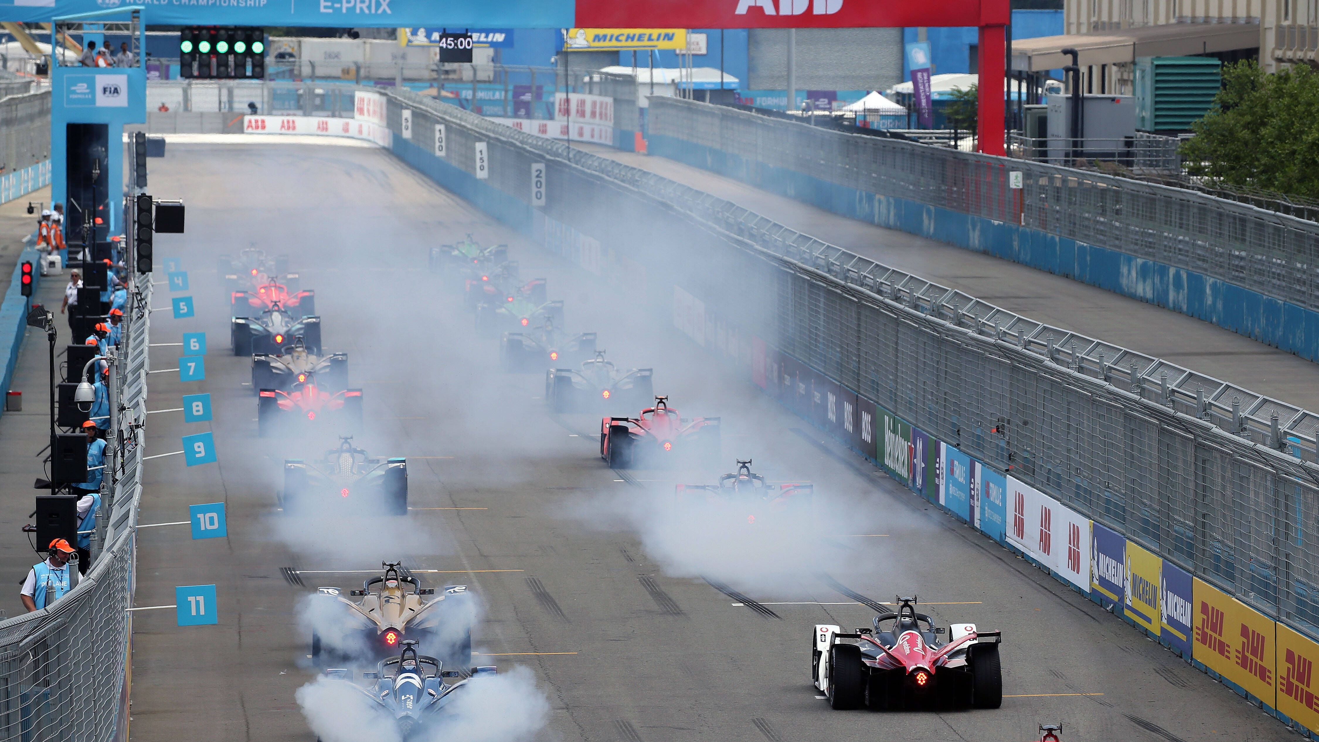 <strong>Die Cockpits der Formel E 2024</strong><br>Am 13. Januar 2024 startet die Formel E in ihre zehnte Saison. Und in den Cockpit der Teams gibt es einige neue Gesichter. Auch ein Ex-Formel-1-Star und Weltmeister kehrt zurück. <strong><em>ran</em></strong> gibt einen Überblick über das Fahrer-Karussell.