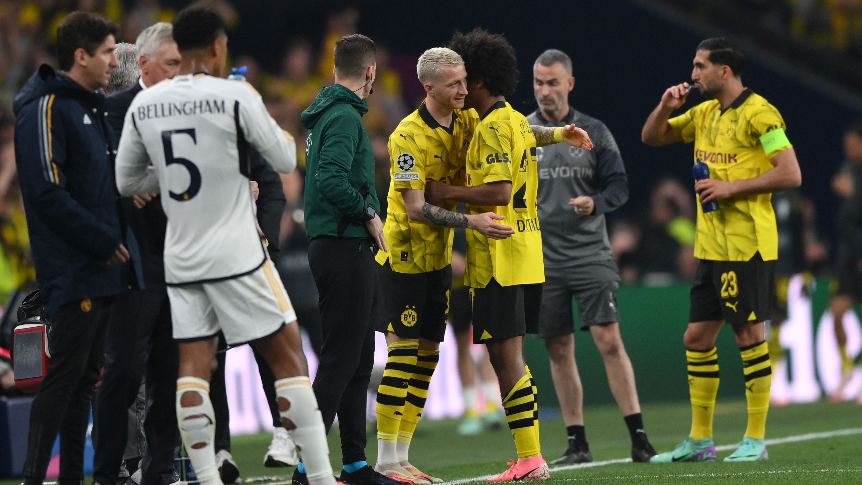 <strong>1. Einwechselspieler Borussia Dortmund: Marco Reus</strong><br>Unglücklicher Abschied für den BVB-Publikumsliebling, der nach 72 Minuten für Adeyemi kommt und begeistert von den Fans empfangen wird. Wenig später fällt aber das 0:1 und Reus ist bei der Ecke zuvor mitbeteiligt. Hat auch offensiv keine gefährlichen Aktionen mehr. <strong><em>ran</em></strong><strong>-Note: 4</strong>