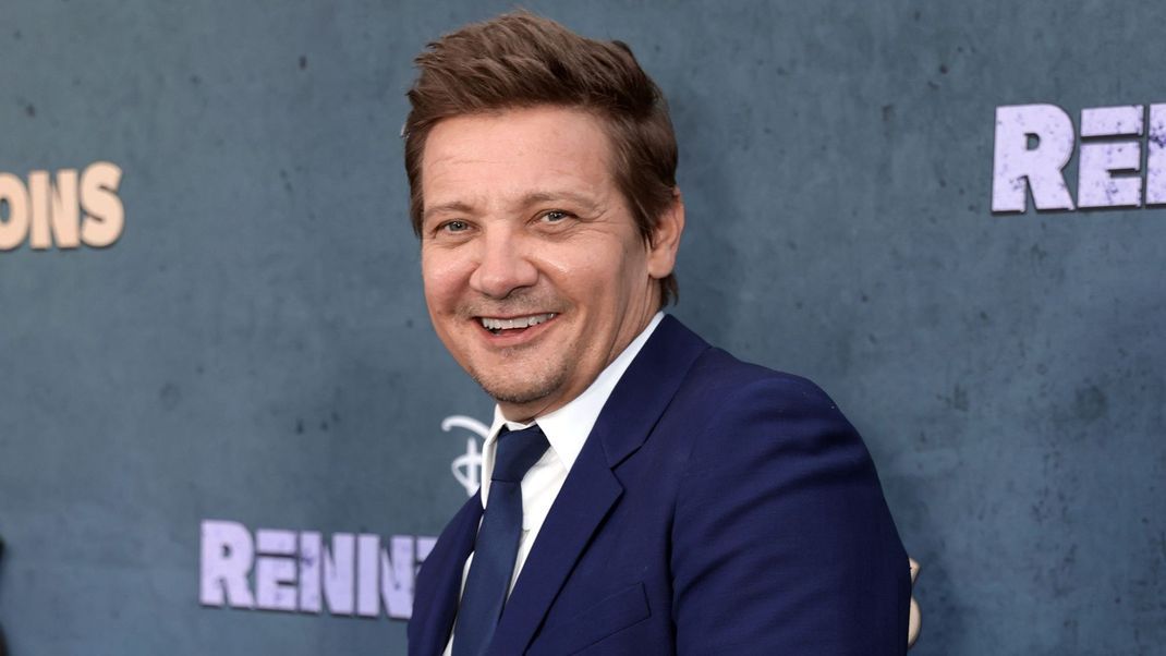 Jeremy Renner hatte vor neun Monaten einen schrecklichen Unfall. Wie es dem Marvel-Star jetzt ergeht, erfährst du hier.