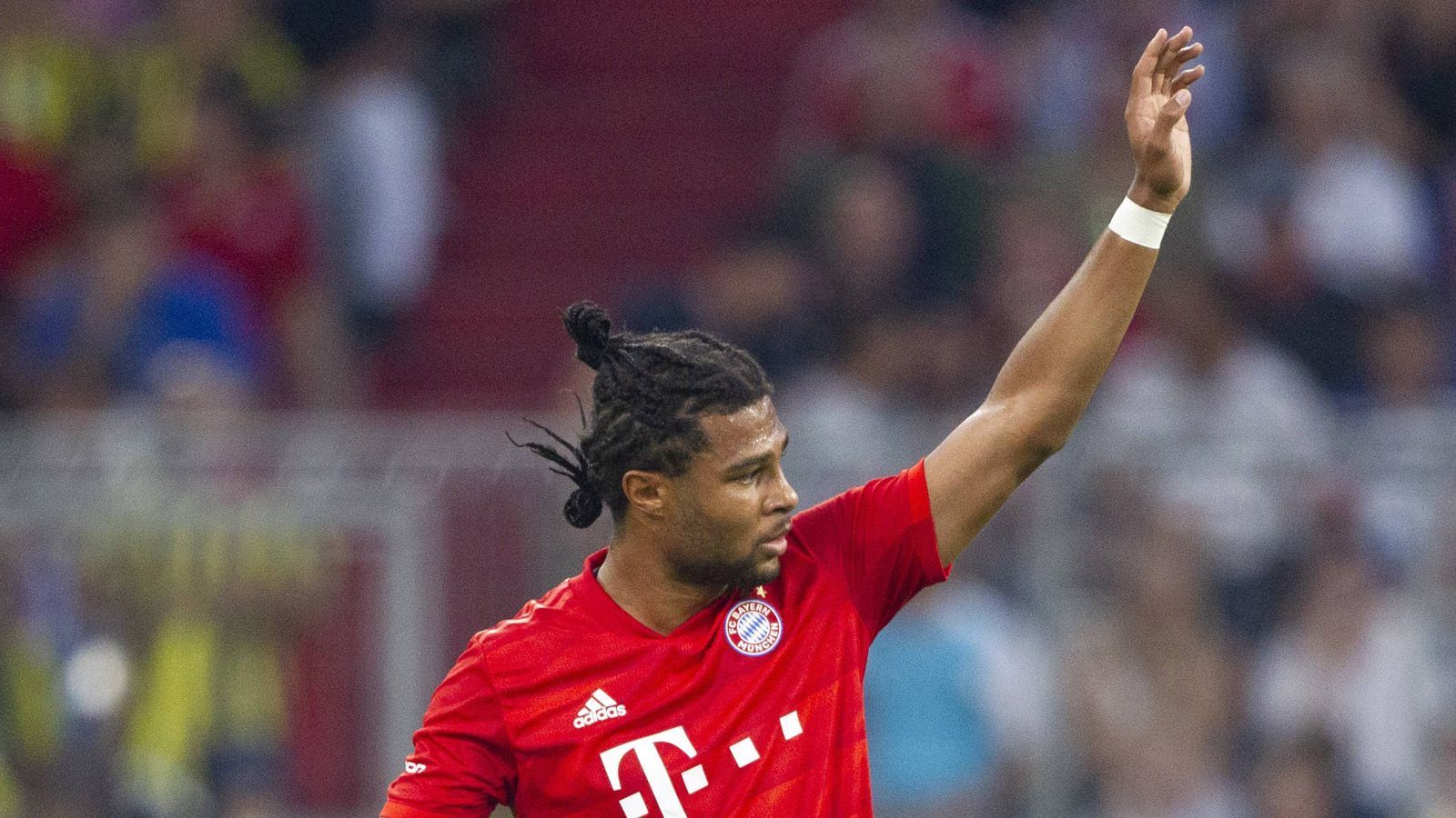 
                <strong>Serge Gnabry</strong><br>
                In den letzten 20 Minuten ersetzt der Flügelspieler Coman. Lässt sich von der Blessur aus dem Supercup nichts mehr anmerken, bleibt bei seinen Aktionen in Tornähe aber ohne Fortune. Immerhin legt er Goretzkas Treffer auf. ran-Note: 3
              