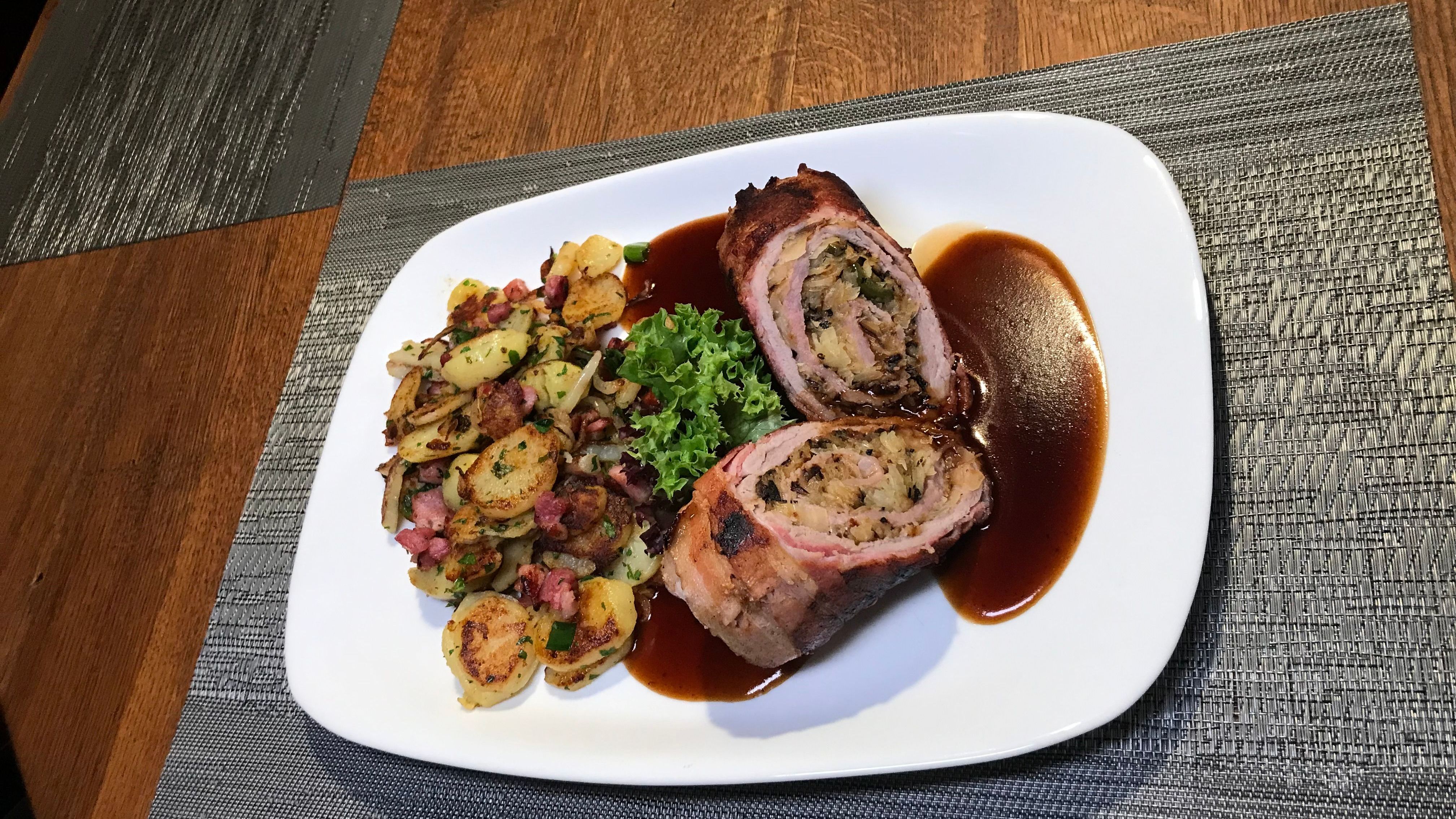 Krautwickel mit Bratkartoffeln &amp; Malzbier-Sauce nach Art des Chefs