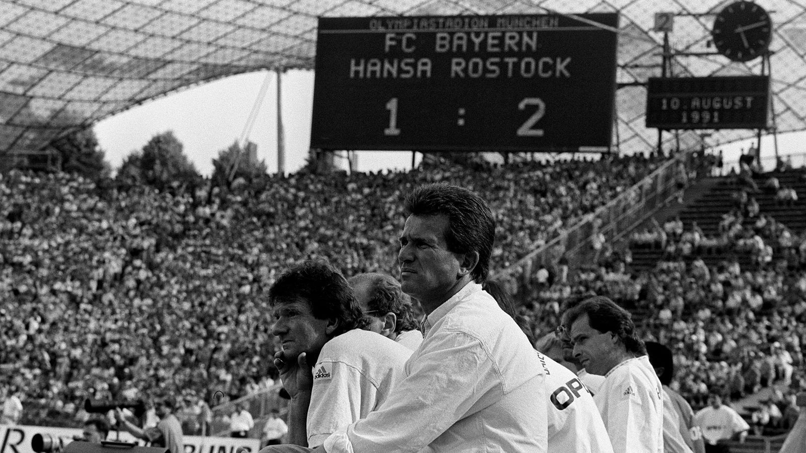 
                <strong>Tag der Deutschen Einheit: Das wurde aus den Klubs der letzten DDR-Saison</strong><br>
                Zum Tag der Deutschen Einheit erinnern wir an die letzte Saison der DDR-Oberliga 1990/1991. Zwei Teams qualifizierten sich für die Bundesliga-Saison 1991/92, sechs für die 2. Bundesliga. Doch was wurde aus ihnen? ran.de klärt auf.
              