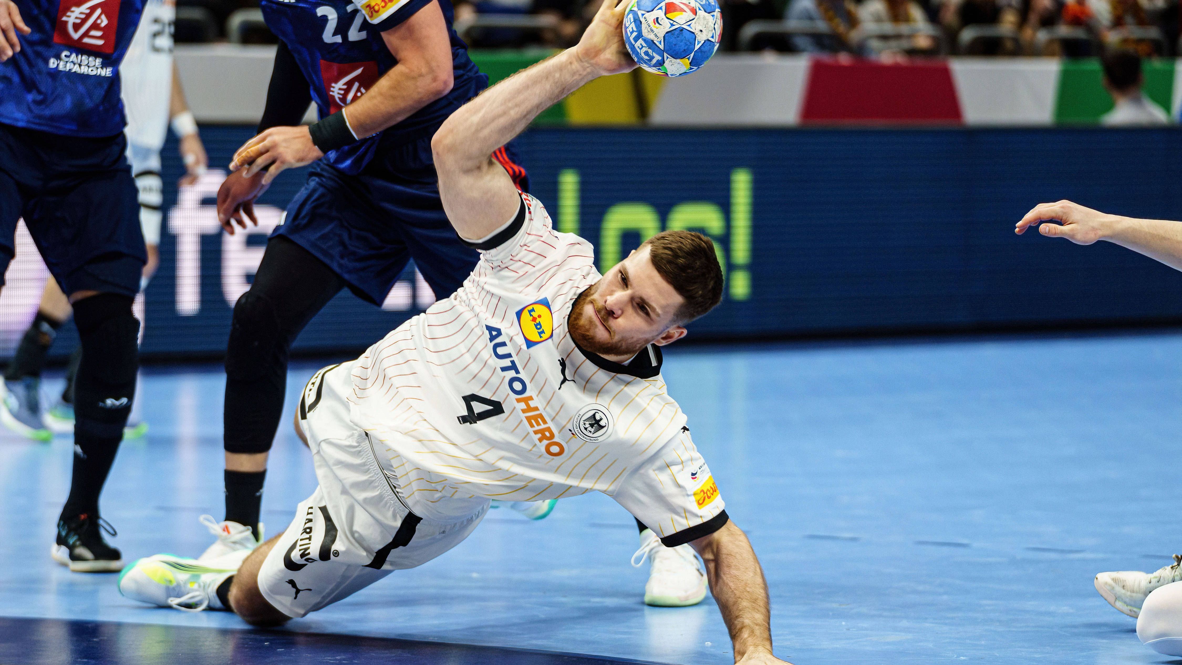 <strong>Kreis: Johannes Golla</strong> <br>Der stärkste Deutsche in der Vorrunde. Kapitän Golla hat sich zu einem Weltklasse-Kreisläufer und elitären Verteidiger entwickelt. Wahnsinn, welches Pensum er gegen Frankreich ging und wie er dem französischen Innenblock alles abverlangte. Steht offensiv bei 9/10. Ging auch mal zurecht kritisch mit der eigenen Mannschaft ins Gericht. Ein Vorbild und Leader. <strong><em>ran</em>-Note: 1</strong>