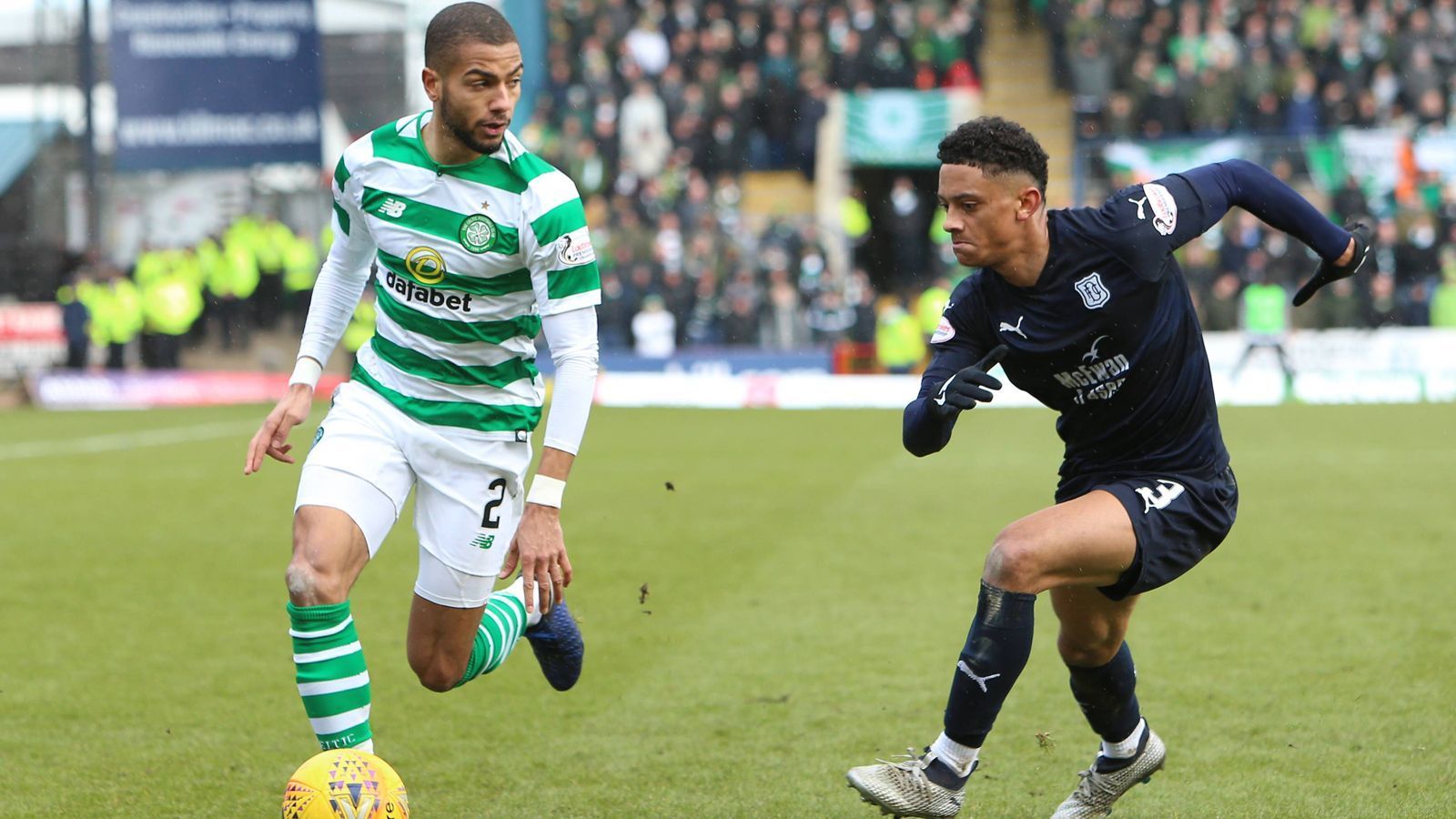 
                <strong>Jeremy Toljan (von Dortmund an Celtic Glasgow verliehen)</strong><br>
                Ähnlich wie Kagawa, so hatte BVB-Coach Favre im Herbst 2018 auch für Jeremy Toljan (l.) keine Verwendung. Der Außenverteidiger kam zu keinem einzigen Einsatz bei den Profis und ließ sich deshalb im Januar an den schottischen Serienmeister Celtic Glasgow ausleihen. Seitdem durfte der 24-Jährige schon elf Mal für seinen Leihverein ran, jeweils als rechter Außenverteidiger. Während er im Herbst nur in der Regionalliga bei den BVB-Amateuren spielen durfte, kam Toljan mittlerweile für Celtic sogar in der Europa League zu zwei Einsätzen (Celtic flog jedoch gegen Valencia raus).
              