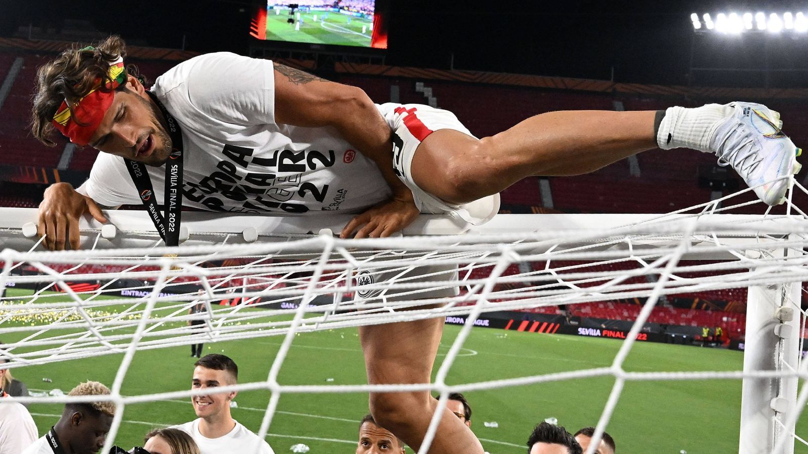 
                <strong>Pressestimmen zum Europa-League-Sieg von Eintracht Frankfurt</strong><br>
                GUARDIAN: "Die Schotten erleiden im Finale der Europa League eine herbe Niederlage. Rafael Borre schoss den entscheidenden Elfmeter für Frankfurt, nachdem Aaron Ramseys pariert wurde."
              