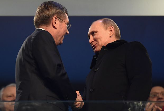 
                <strong>Handshake der Mächtigen</strong><br>
                Dennoch ist Russlands Präsident Wladimir Putin (r.) bester Laune als er den deutschen IOC-Präsidenten Thomas Bach offiziell begrüßt.
              
