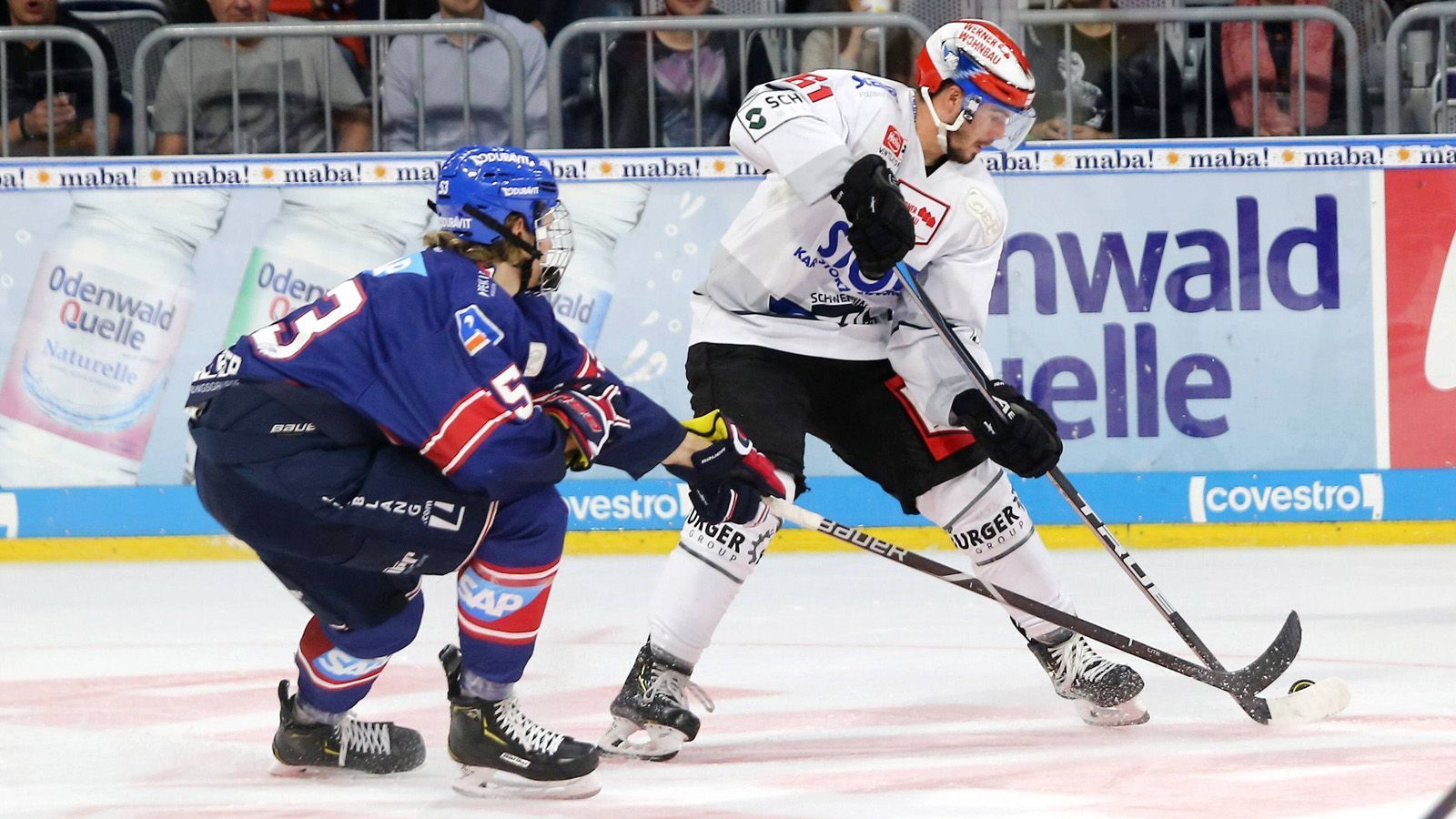 
                <strong>Der Werdegang von Moritz Seider</strong><br>
                Moritz Seider stammt aus Zell an der Mosel in Rheinland Pfalz. Eishockey lernte er beim EHC Erfurt, ehe er mit 14 Jahren genauso wie Stützle in die Nachwuchsabteilung der Adler Mannheim wechselte. Bereits in der Saison 2017/2018 hatte er seine ersten Einsätze in der DEL, bevor er in der Saison darauf zum Stammspieler wurde. Besonders effektiv war er in den Playoffs, in denen ihm 4 Assists in 14 Spielen gelangen. Nachdem Seider von Detroit gepickt wurde, absolvierte er eine Saison in der zweitklassigen nordamerikanischen AHL bei den Grand Rapids Griffins (2 Tore, 20 Assists).
              