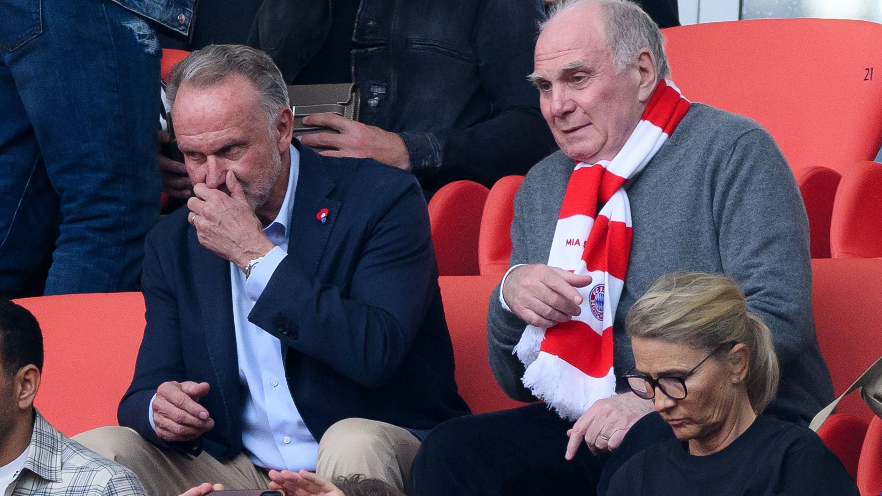 <strong>Kaderplanung durch Taskforce um Rummenigge und Hoeneß</strong><br>Um trotz der Trennung von Sportvorstand Hasan Salihamidzic die Kaderplanung voranzutreiben, rückten die beiden früheren Verantwortlichen Karl-Heinz Rummenigge (li.) und Uli Hoeneß (re.) wieder ins Rampenlicht. Im Rahmen einer Taskforce sollte das Duo zusammen mit Trainer Thomas Tuchel den Kader des Rekordmeisters für die Saison 2023/24 planen.