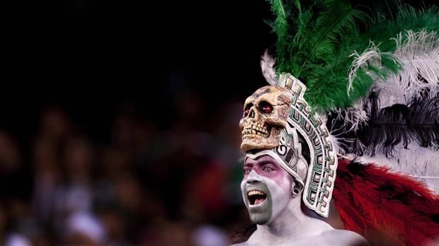 
                <strong>Mexiko vs.Guatemala (Concacaf Gold Cup 2011)</strong><br>
                Mexiko vs. Guatemala (Concacaf Gold Cup 2011): Dieser Mexiko-Fan hat sich besonders viel Mühe gegeben! Mit diesem Kopfschmuck während des Viertelfinales ist der Mann mit den zwei Gesichtern sicherlich aufgefallen.
              