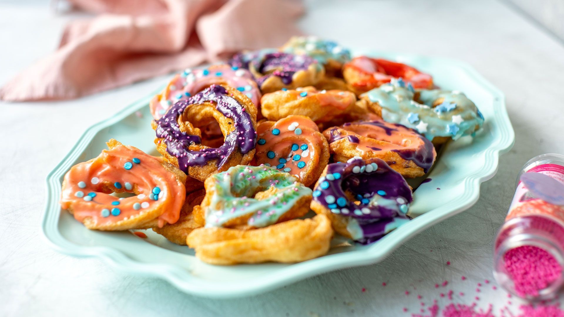 Gebackene Teigkringel mit Zuckerguss | Rezept aus Enie backt