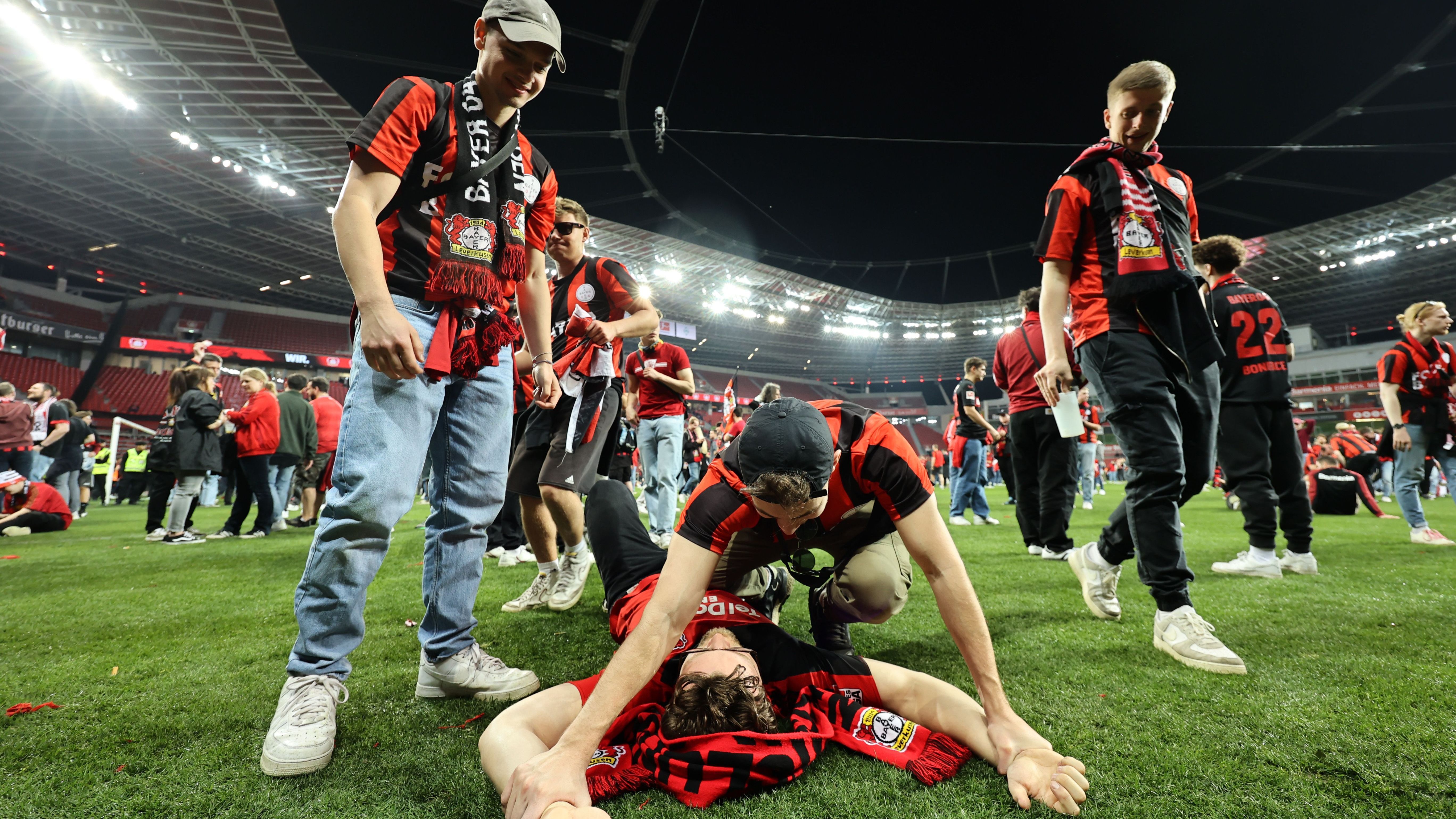 <strong>B</strong><strong>ayer Leverkusen: Die besten Bilder der Meisterfeier</strong><br>... wollen die Fans unten den Rasen nicht mehr verlassen.