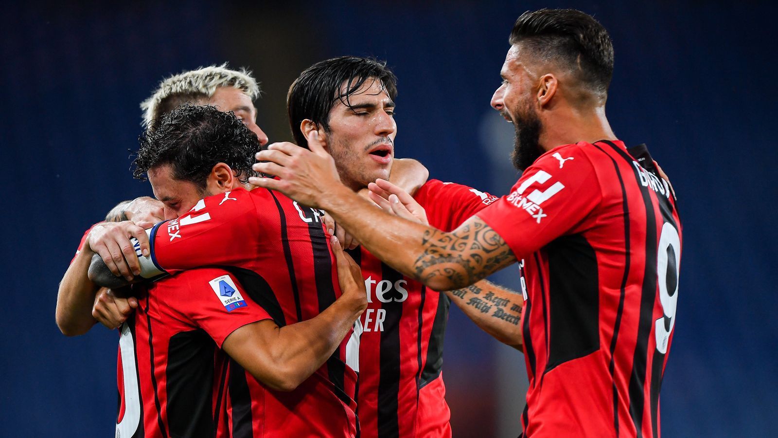 
                <strong>AC Mailand (Italien)</strong><br>
                Auch Inters Stadtrivale AC Mailand ist zurück in der Champions League. Die Mannschaft um Sandro Tonali (Mi.) konnte sich durch Platz 2 in der Serie A erstmals seit der Saison 2013/14 wieder für die Königsklasse qualifizieren. Trotz des Erfolges im Vorjahr musste Milan einige Abgänge hinnehmen. So verlor Trainer Stefano Pioli neben Hakan Calhanoglu (zu Inter Mailand) auch noch den langjährigen Stammkeeper Gianluigi Donnarumma (zu Paris St. Germain). Beide Leistungsträger gingen ablösefrei. 
              