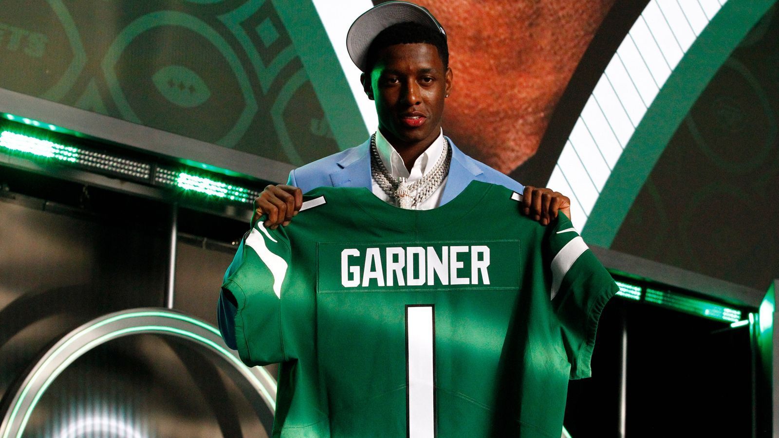 
                <strong>4. Pick: Ahmad "Sauce" Gardner (Cornerback, New York Jets)</strong><br>
                &#x2022; <strong>Vertrag unterschrieben: ja</strong><br>&#x2022; <strong>Signing Bonus</strong>: 21.507.856 US-Dollar <br>&#x2022; <strong>Gesamtgehalt</strong>: 33.450.801 US-Dollar<br>
              