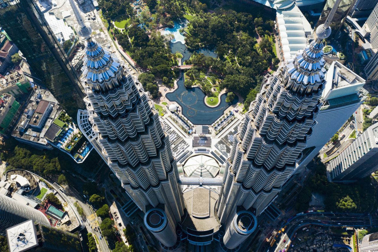 Ein Selfie mit den Petronas Towers im Hintergrund ist vor allem eines: spektakulär. Die beiden identischen Wolkenkratzer ragen nicht nur raketenmäßig in den Himmel, sie sind mit 452 Metern auch die höchsten Zwillingstürme der Welt. Das "Observation Deck" im 86. Stock auf 367 Metern Höhe bietet einen gigantischen Blick auf Kuala Lumpur. Auf der Skybridge zwischen dem 41. und 42. Stock, die die Gebäude verbindet, kann man über 