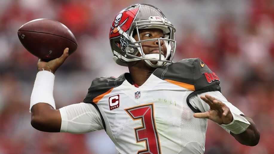 <strong>Platz 26: Jameis Winston</strong><br> Jameis Winston reichte eine solide Rookie-Saison zur ersten Pro Bowl Nominierung. Danach ging es bergab. Der QB kämpft mit Ungenauigkeiten und schlechten Entscheidungen bei seinen Pässen. In seinen ersten 70 NFL-Spielen warf er 88 (!) Interceptions. 2020 ersetzten in die Tampa Bay Buccaneers durch Tom Brady und gewannen direkt den Super Bowl. Seitdem verdient Winston als BackUp sein Geld.