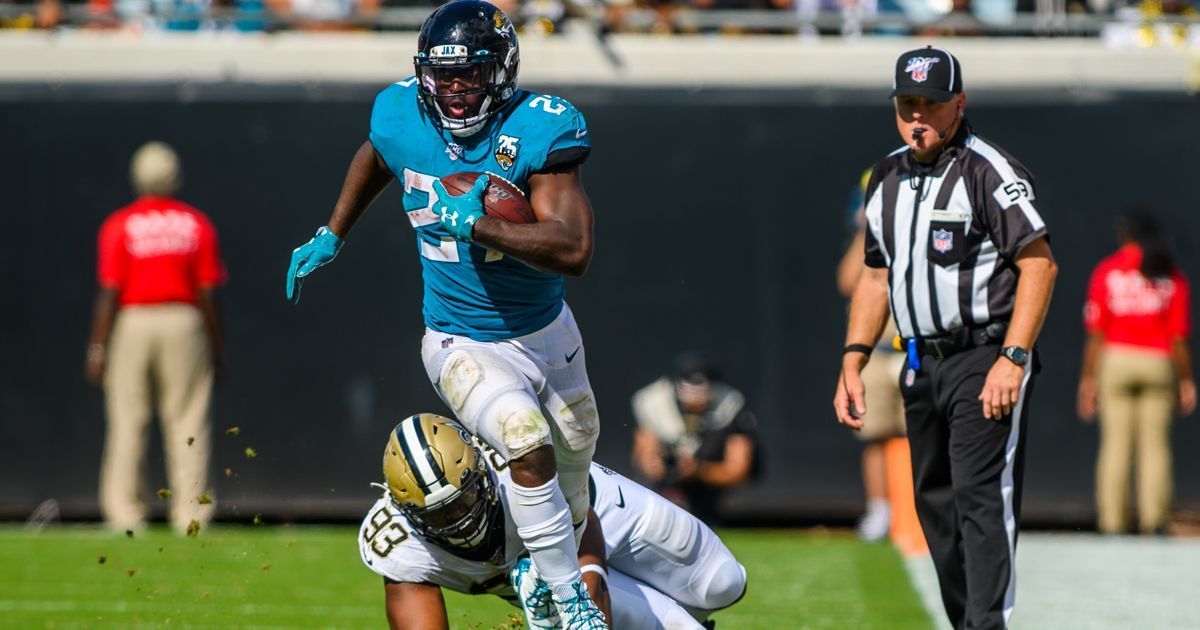 
                <strong>Start: Leonard Fournette (Jacksonville Jaguars)</strong><br>
                Apropos gutes Matchup: Die Cincinnati Bengals sind für Running Backs ebenfalls ein willkommener Gegner. Denn die Bengals lassen im Schnitt die meisten Punkte im Laufspiel zu. Neben seinen Skills als Läufer überzeugt Leonard Fournette in dieser Saison auch als Passempfänger. Darüber hinaus steht Fournette bei über 90 Prozent der Snaps auf dem Feld. Nur Christian McCaffrey bekommt als Running Back mehr Spielzeit.
              