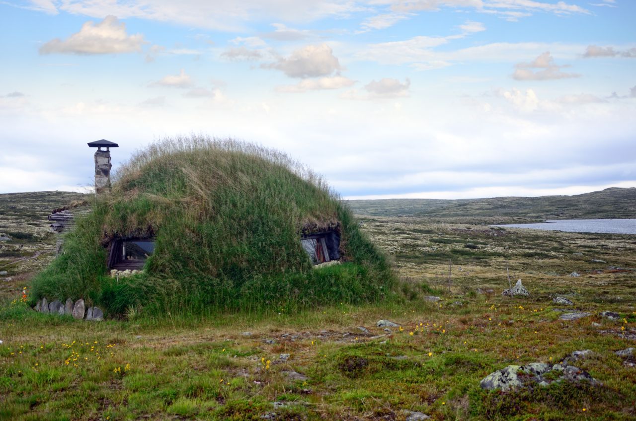 Leben wie Bilbo Beutlin? Die Firma "Green Magic Homes" baut ökologische Hobbit-Häuschen. Sie sind etwas moderner als die selbst gebaute Höhle auf dem Foto - verschmelzen aber mindestens genauso mit der Natur.