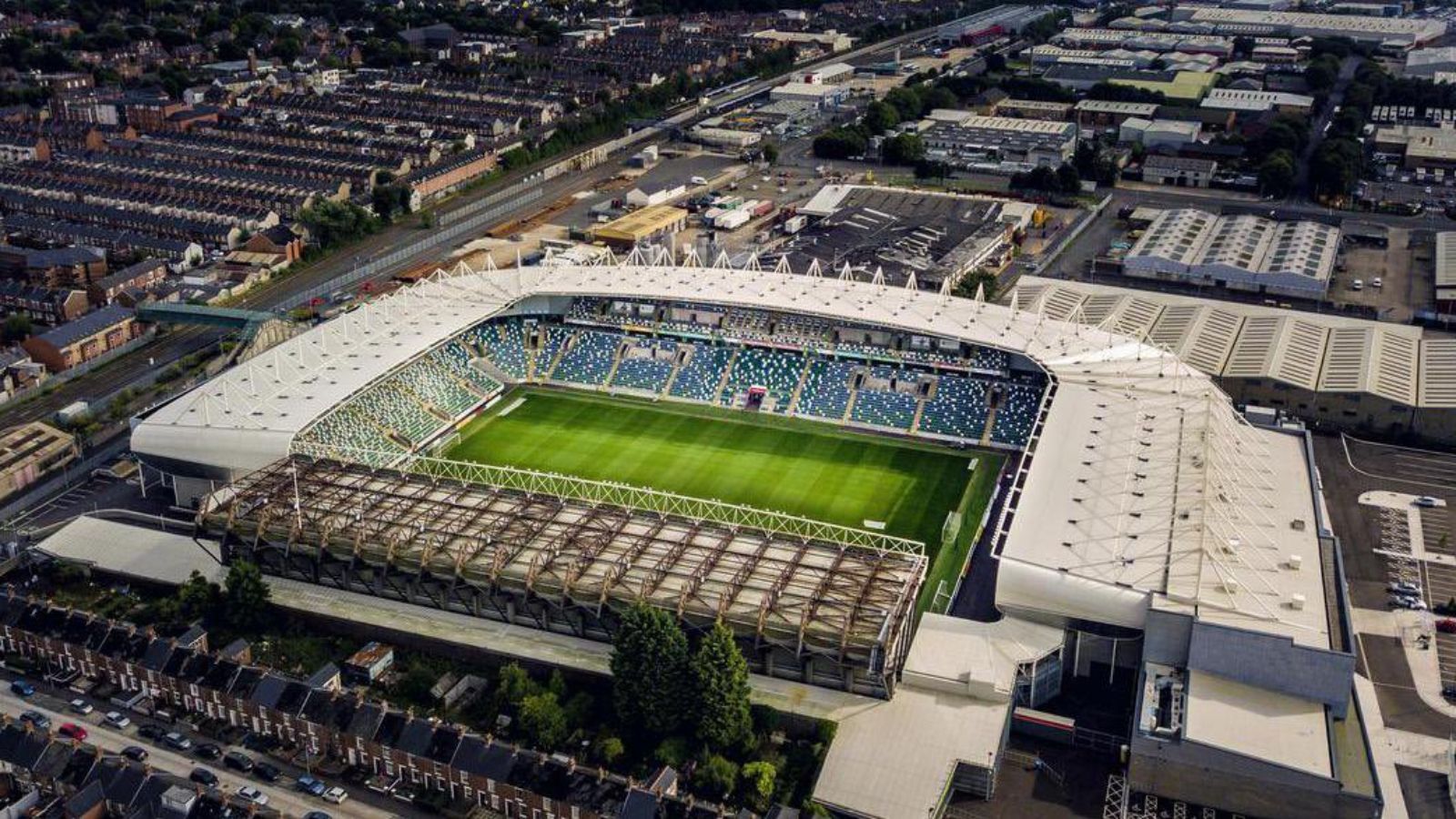 
                <strong>Hochmodernes Stadion: Der Windsor Park</strong><br>
                Auf das Stadion muss der FCB nicht neidisch sein, andere Klubs können es jedoch durchaus sein. Der Windsor Park in Nordirlands Hauptstadt Belfast ist ein modernes, enges und stimmungsvolles Stadion mit Platz für knapp 18.600 Fans - bei der Zahl hätten Bayern-Fans eh rebelliert. Obwohl Linfield noch nie gegen einen Klub aus der Bundesrepublik gespielt hat, waren vor drei Jahren ein paar Tausend Deutsche zu Gast. Der Windsor Park ist nämlich auch Heimstätte der nordirischen Nationalmannschaft. Im Oktober 2019 war die DFB-Elf zu Gast und gewann durch Tore von Marcel Halstenberg und Serge Gnabry mit 2:0.
              