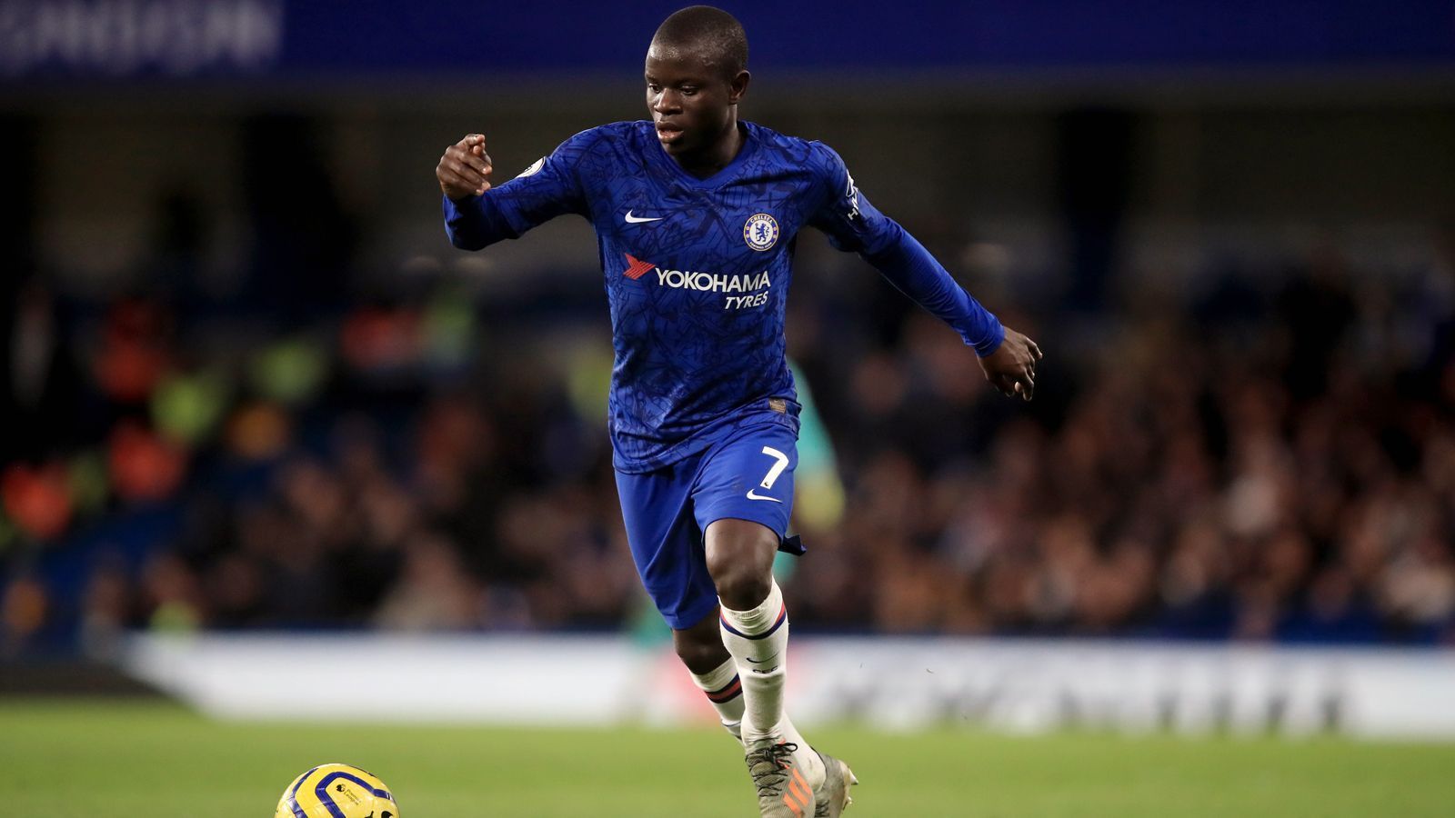 
                <strong>N'Golo Kante</strong><br>
                Nachdem Weltmeister N'Golo Kante zuletzt im FA-Cup-Finale gegen Arsenal (1:2) über die volle Distanz auf der Bank saß, dürfte der Franzose gegen die Münchner wieder auf der Doppelsechs auflaufen. An der Seite des Kroaten Mateo Kovacic soll der 29-Jährige für mehr Stabilität im Zentrum sorgen. Routinier Kante fehlte nicht nur im Hinspiel gegen die Bayern wegen einer Verletzung, sondern konnte aufgrund von gesundheitlichen Problemen überhaupt erst drei Mal in der laufenden Champions-League-Saison mitwirken.
              