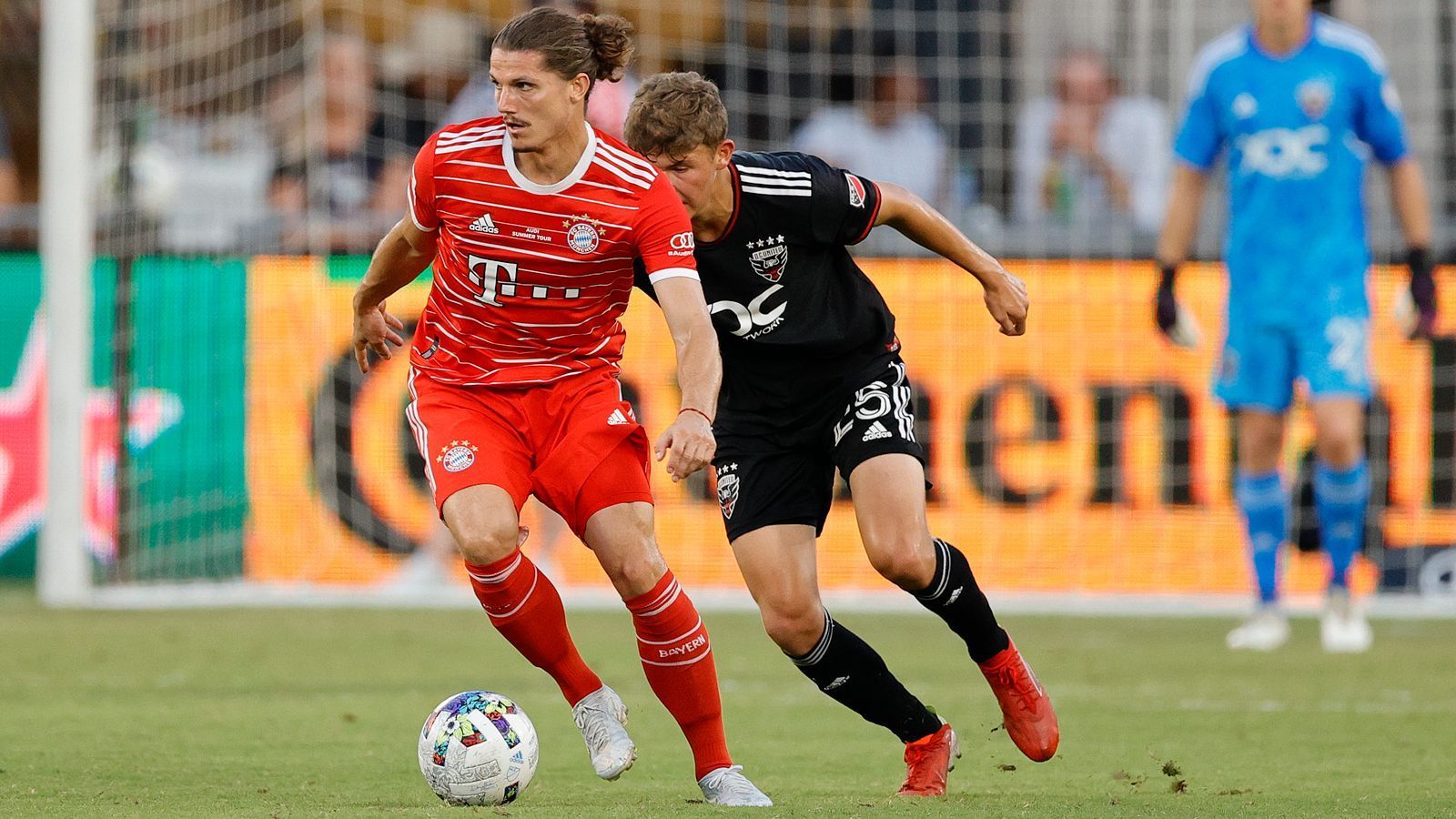 
                <strong>FC Bayern München: Marcel Sabitzer</strong><br>
                Der Österreicher hat eine schwere erste Saison bei den Münchnern hinter sich, doch zuletzt zeigte Marcel Sabitzer, dass er eine Rolle spielen und den Ausfall von Leon Goretzka zum Beginn dieser Spielzeit kompensieren kann. FCB-Coach Julian Nagelsmann hat den Mittelfeldspieler sogar höchstpersönlich zum "Gewinner der Vorbereitung" gekürt.
              