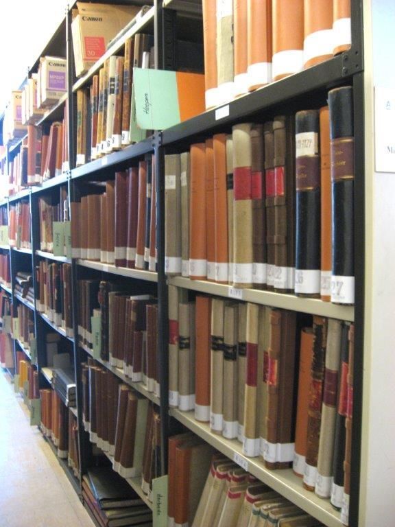 Für die Familienforschung brauchst du Ausdauer: In diesem Archiv gibt es Gänge voller Kirchenbücher.