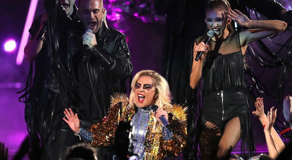 
                <strong>Super Bowl 2017: Die Halftime-Show von Lady Gaga</strong><br>
                Ja, die Entertainerin hatte Spaß!
              